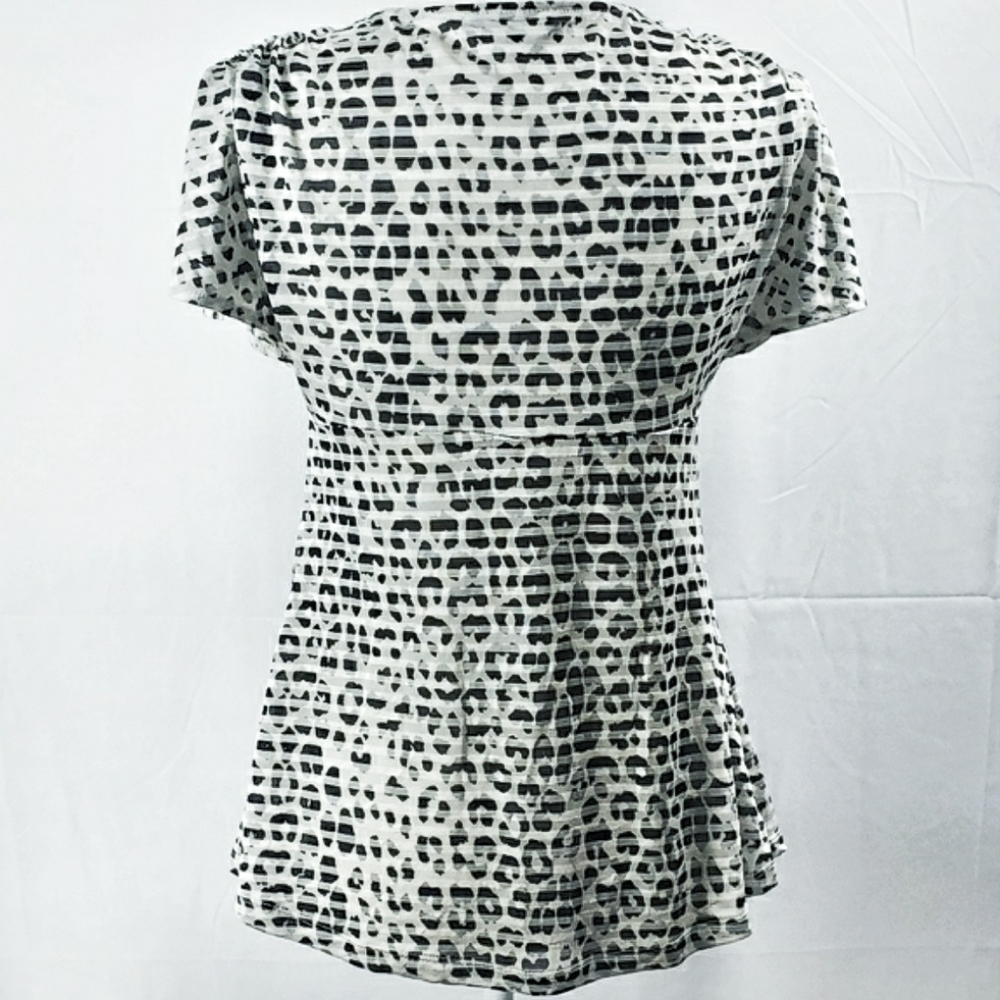 Express v neck top medium black white animal print - Picture 5 of 5